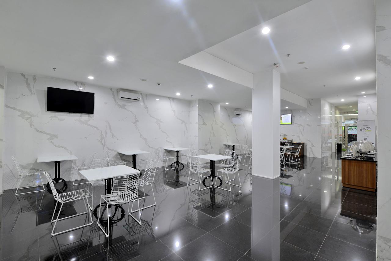 Whiz Hotel Falatehan Jakarta Exterior foto